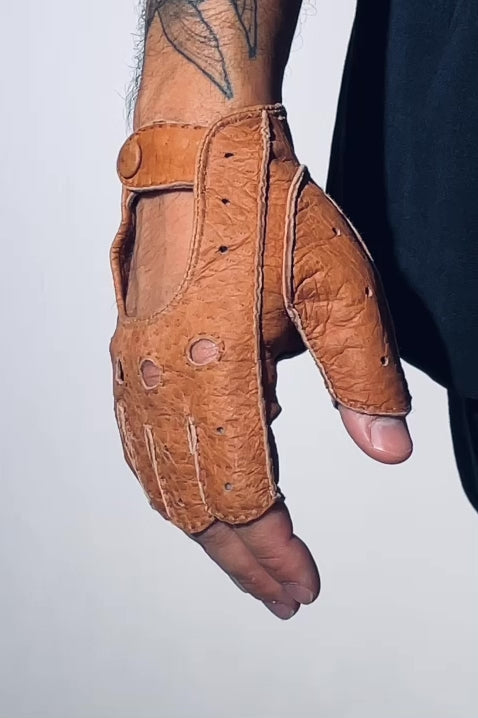 Fingerless driving peccary gloves