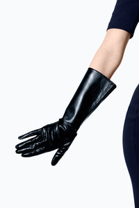 Hand wearing Black Gauntlet leather gloves by Ines