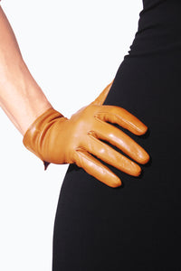 Detail of Camel short unlined gloves by Ines